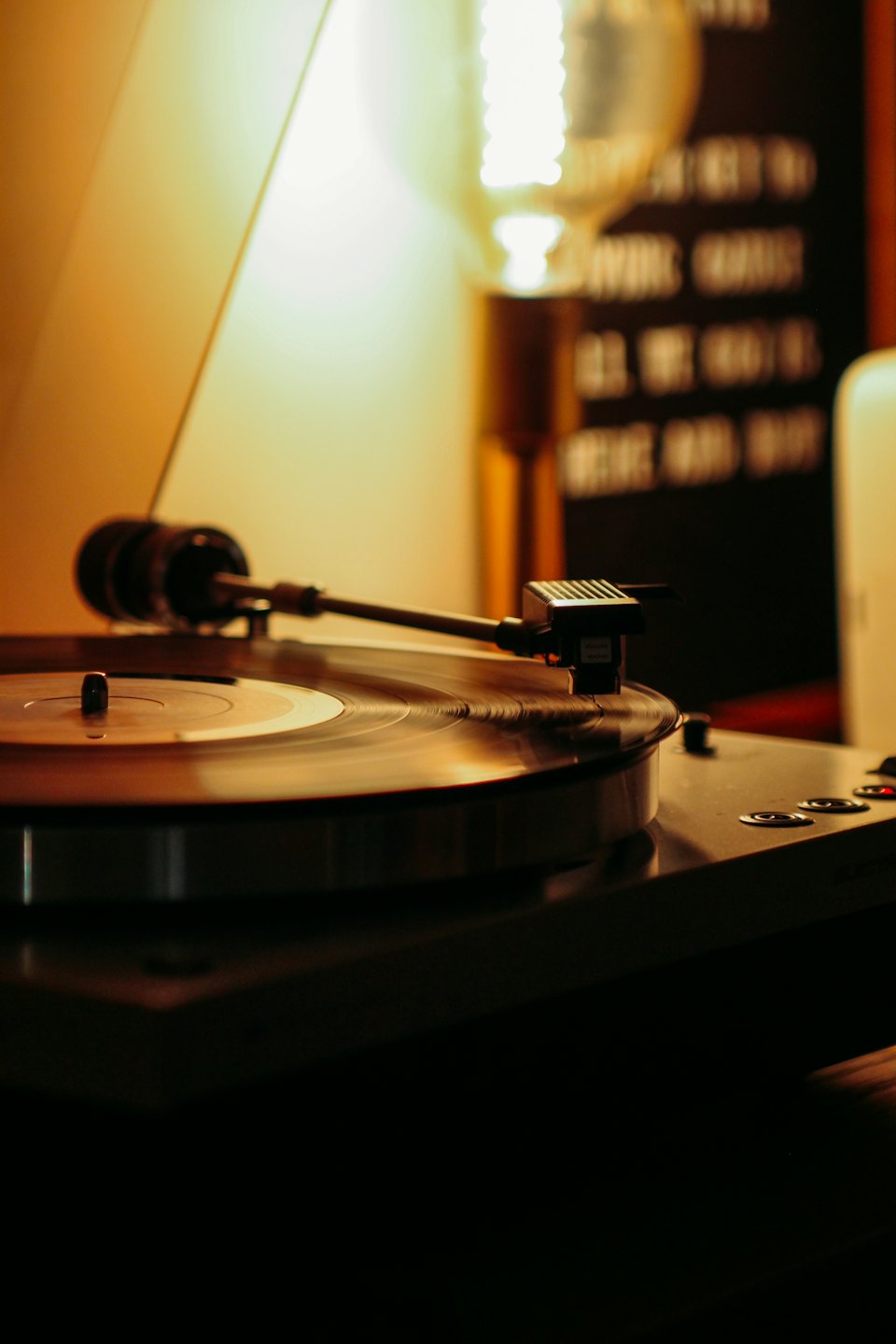 Skivspelare som spelar en vinylskiva med tonarmen synlig.